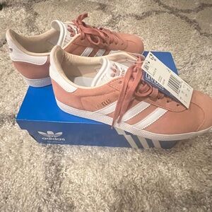 Adidas Gazelle kids size 6 in ashpea color